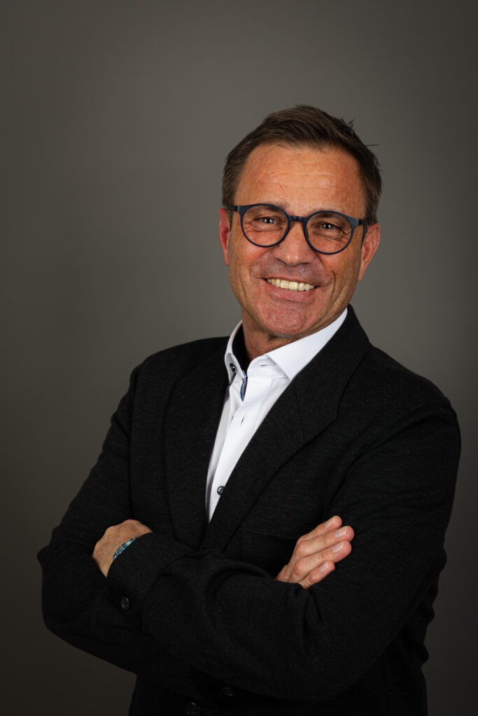 Businessportrait im Studio bei Karlsruhe – Mann im dunklen Sakko