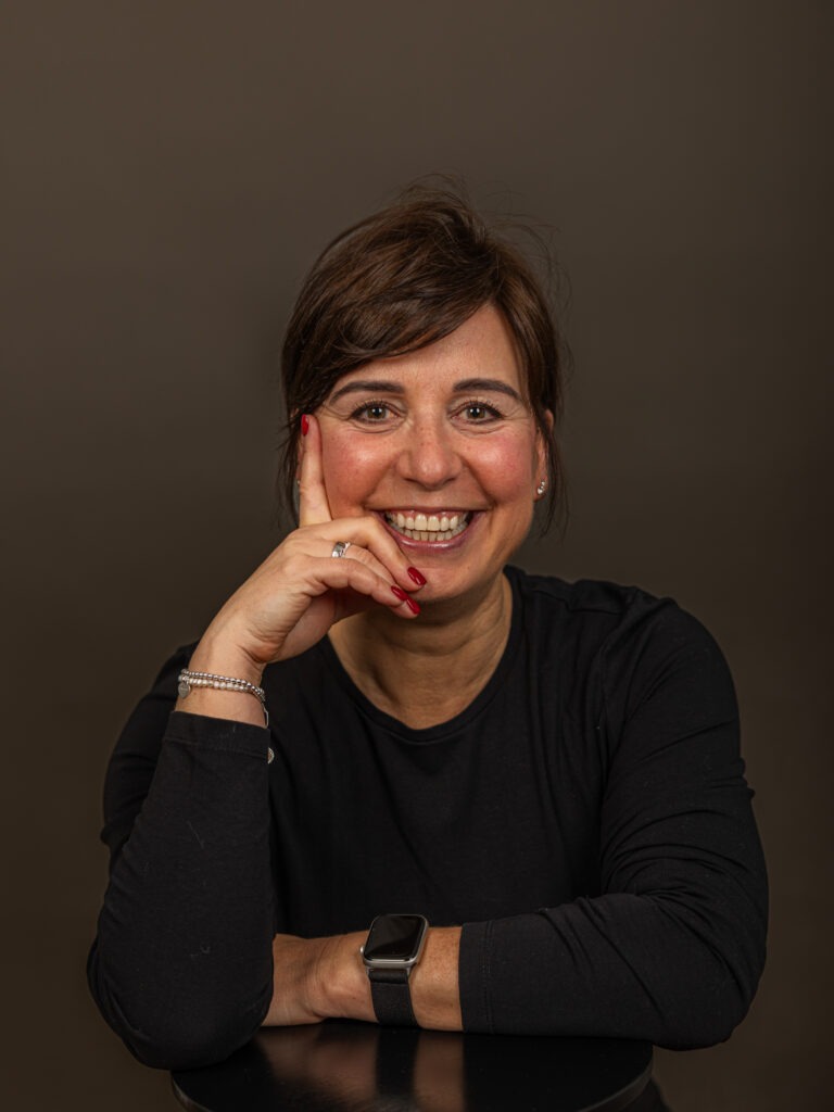 Natürliches Bewerbungsfoto im Studio – Frau vor dunklem Hintergrund