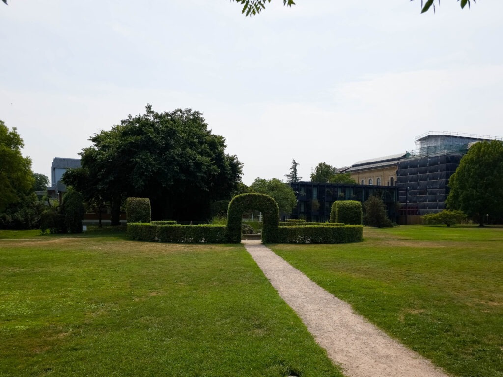 Botanischer Garten Karlsruhe – formales Heckenrund mit Torbogen